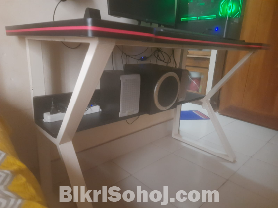 Desktop For Sell With Desktop Table